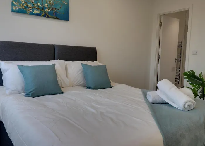 Van Gogh Apartment, Bedford - Fast Wifi, Gym & Free Parking