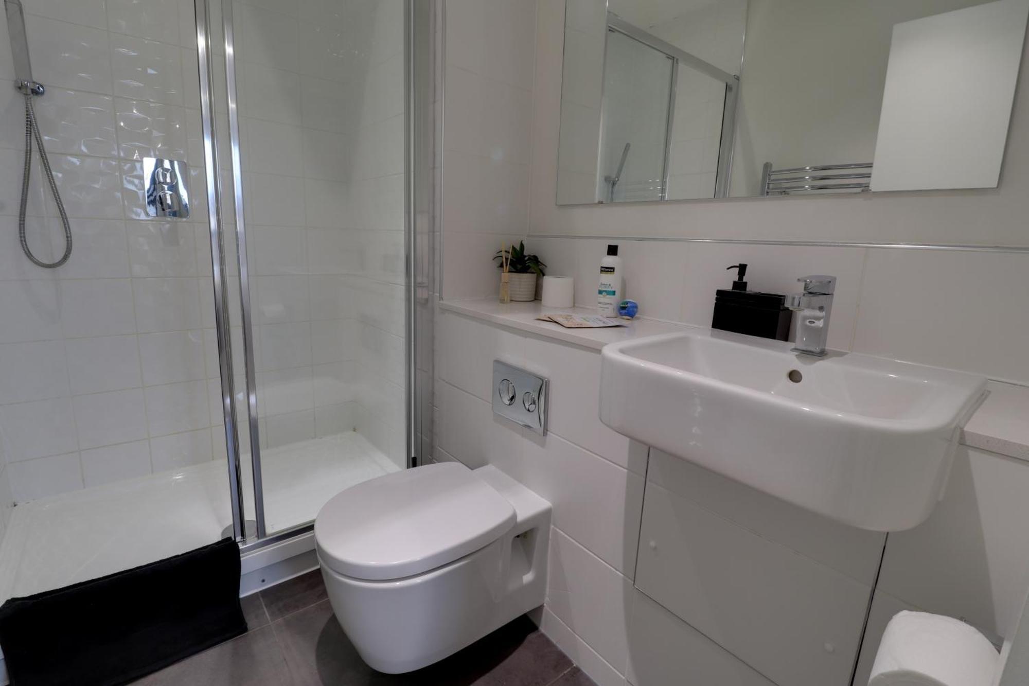 Gogh Apartment, - Fast Wifi, Gym & Free Parking *
